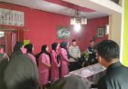 Saat-Duka-Menyelimuti,-Kapolres-Sikka-dan-Bhayangkari-Berikan-Dukungan-bagi-Keluarga-Almarhumah