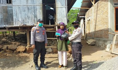 Berbagi-Kasih,-Anggota-Polsek-Waigete-Bagikan-Sembako