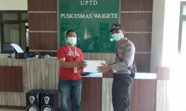 Kapolsek-Waigete-Menyerahkan--Bantuan-APD-Kepada-Puskesmas-Waigete.