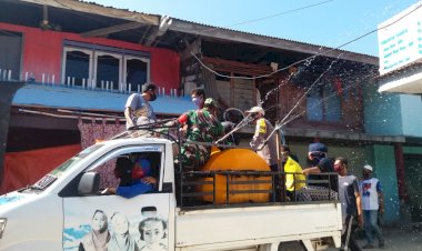 Bhabinkamtibmas-Bantu-Semprotkan-Disinfektan-Di-Desa-Pamana