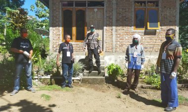 Bhabinkamtibmas-Desa-Ribang-Semprot-Desinfektan-di-Rumah-Warga