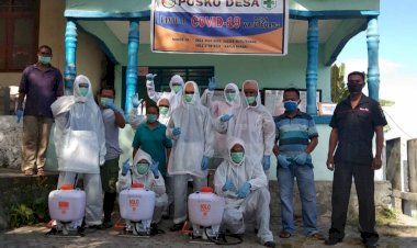 Bersama-Tim-Relawan,-Kasi-Humas-Polsek-Lela-Lakukan-Penyemprotan-Disinfektan