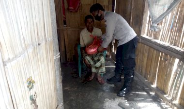 Kasihumas-Polsek-Bagikan-Sembako-Bagi-Warga-Terdampak-Covid