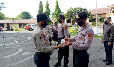 Urkes-Bag-Sumda-Bagikan-Vitamin-Kepada-Seluruh-Personil-Polres-Sikka
