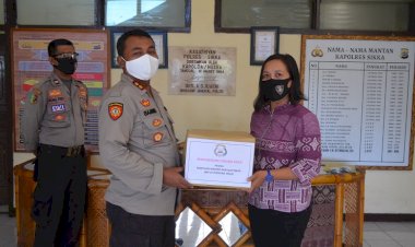 Bhayangkari-Peduli-Covid-19,-Berikan-Bantuan-Masker-Dan-Suplemen-Kepada-Personil-Polres-Sikka