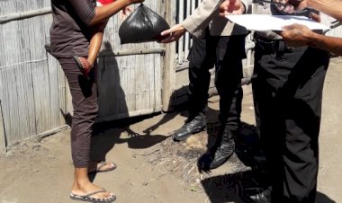 Polsek-Alok-Bagikan-Sembako-Polri-Kepada-Warga-Kurang-Mampu.