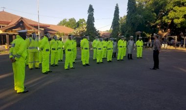 Jelang-New-Normal,-Kasat-Lantas-Polres-Sikka-Lengkapi-Personilnya-Dengan-APD