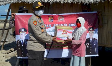 Sambut-Hari-Bhayangkara,-Kapolres-Sikka-Turun-Langsung-Bagikan-Sembako-Di-Pulau-Terpencil