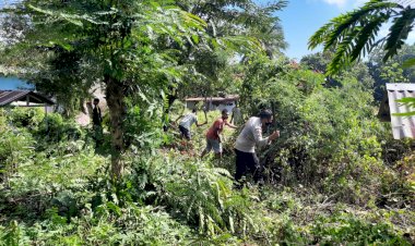 Brigpol-Ricardus-Bersama-Warga-Gotong-Royong-Bersihkan-Pekuburan-Umum-Paroki-Roh-Kudus-Nelle