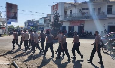 Jaga-Kebugaran-Jasmani,-Personil-Sat-Samapta-Polres-Sikka-Laksanakan-Olahraga-Lari-Keliling-Kota-Maumere