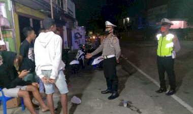 Sat-Lantas-Polres-Sikka-Patroli-Malam,-Sosialisasi-New-Normal-Ke-Warga-Kota-Maumere