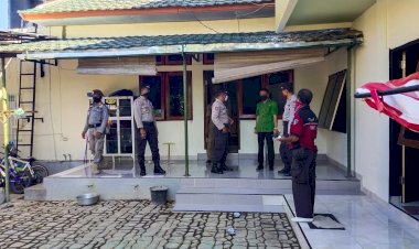 Kabag-Ops-Polres-Sikka-Bersama-Kadis-PKO-Kab.-Sikka-Lakukan-Pemeriksaan-14-Lokasi-Pembekalan-Murid-Baru-SMPN-1-Maumere-Di-Masa-Adaptasi-Kebiasaan-Baru
