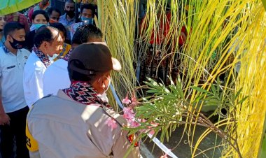 Kapolres,-Bupati-dan-Wakil-Bupati-Sikka-Bersama-sama-Melakukan-Pemotongan-Pita,-Sebagai-Tanda-Diresmikannya-Kampung-Tangguh-Nusantara-Tulada-Rani-Di-Kel.-Nangalimang