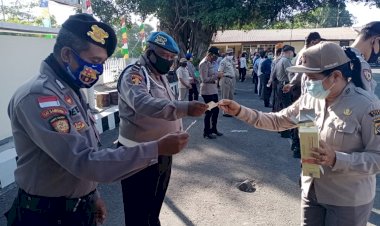 Urkes-Polres-Sikka-Lakukan-Pengecekkan-Suhu-Tubuh-Dan-Pembagian-Vitamin-Terhadap-Personil