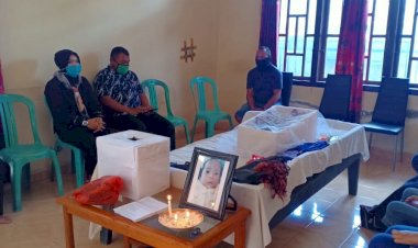 Wujud-Bela-Sungkawa,-Kapolres-Sikka-Melayat-Ke-Rumah-Duka-Anak-Dari-Anggotanya-Yang-Meninggal