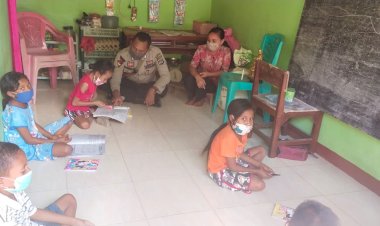 Monitoring-KBM-Di-Rumah,-Bhabinkamtibmas-Desa-Paubekor--Edukasikan-Adaptasi-Kebiasaan-Baru-Kepada-Siswa-SDK-Tomu