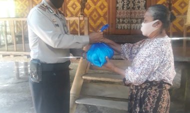 Kapolsek-Nita-Salurkan-Bantuan-Paket-Beras-Kepada-Masyarakat-Kurang-Mampu