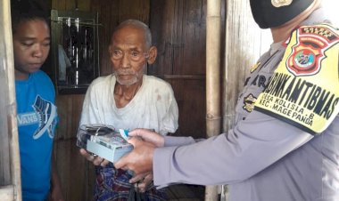 Kakek-Bernadus-Nago-Menerima-Bantuan-Meteran-Listrik-Dari-Bripka-Yance,-Bhabinkamtibmas-Desa-Kolisia-B