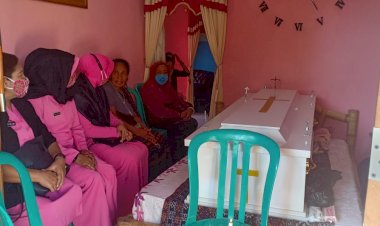 Wujud-Bela-Sungkawa,-Kapolres-Sikka-Melayat-Ke-Rumah-Duka-Istri-Dari-Anggotanya-Yang-Meninggal