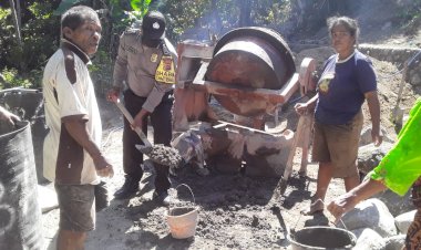 Bripka-Yunus-Bergotong-Royong-Bersama-Warga-Kerjakan-Turap-Pelindung-Pemukiman