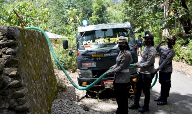 Polwan-Polres-Sikka-Bagikan-Air-Bersih-Kepada-Masyarakat-Desa-Kopong