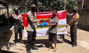 Bentuk-Kepedulian-Di-Tengah-Pandemi-Covid-19,-Kapolsek-Alok-Bagikan-Sembako-Kepada-Warga