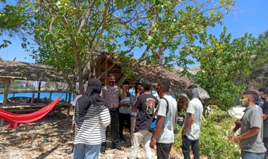 Brigpol-Sudirman-Sosialisasikan-3M-Kepada-Pengunjung-Pantai-Koka