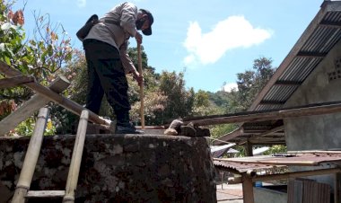 Bripka-Ahas-Turun-Langsung-Bersihkan-Penampungan-Air-Milik-Warga,-Dalam-Rangka-PSN-Cegah-DBD-Di-Kec.-Bola