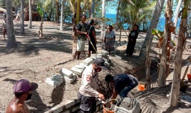 Makin-Kompak,-Bhabinkamtibmas-Desa-Lela-Gotong-Royong-Bersama-Warga-Dusun-Watutepang