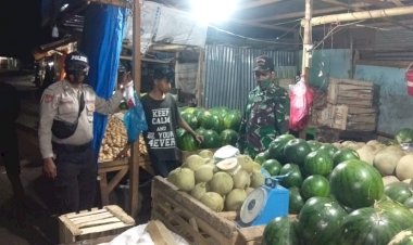 Perkuat-Sinergitas,-Polsek-Alok-Dan-Babinsa-Koramil-1603-01-Alok-Lakukan-Patroli-Dan-Himbau-Patuhi-Protokol-Kesehatan