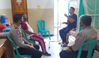 Perhatian-Atasan,-Kapolres-Sikka-Jenguk--Anggotanya-Yang-Sakit