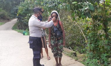 Penertiban-Penggunaan-Masker-Bhabinkamtibmas-Desa-Ribang-Laksanakan-Operasi-Yustisi