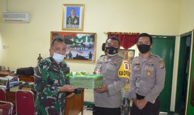 Polres-Sikka-Berikan-Kejutan-Hari-Ulang-Tahun-TNI-Ke-Dandim-1603-Sikka-Dan-Lanal-Maumere