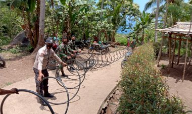 Kanit-Binmas-Polsek-Bola-Bersama-Warga-Gotong-Royong-Memasang-Saluran-Air-Bersih