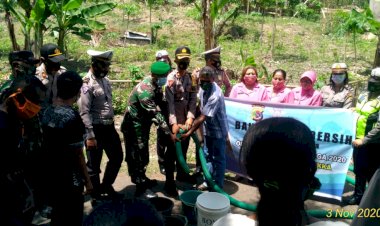 Operasi-Zebra-Turangga-2020,-Polres-Sikka-Berikan-Bantuan-Air-Bersih-Bagi-Masyarakat-Desa-Watugong