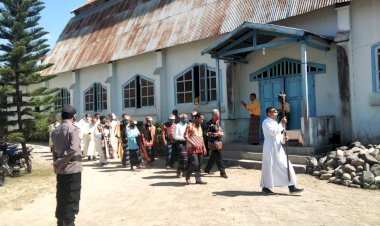 Beri-Rasa-Aman-Pada-Jemaat,-Personil-Polsek-Paga-Laksanakan-Pengamanan-Pelantikan-Pastor-Paroki-Sta.