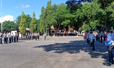 Pimpin-Apel-Pagi,-Kapolres-Sikka-Lakukan-Pengecekkan-Personil