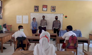 Unit-Dikyasa-Sat-Lantas-Polres-Sikka,-Sosialisasikan-Rambu-Lalu-Lintas-Kepada-Siswa-SD-Contoh