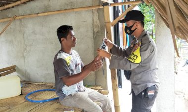 Tak-Mengenal-Lelah-Mengingatkan-Pakai-Masker,-Bhabinkamtibmas-Polsek-Nelle-Sambangi-Warga-Binaan