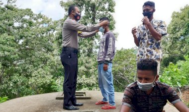 Disiplinkan-Penggunaan-Masker,-Bhabinkamtibmas-Desa-Ian-Tena-Lakukan-Operasi-Yustisi-Di-Dusun-Baobatung