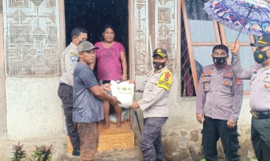 Kapolres-Sikka-Berikan-Bantuan-Kepada-Korban-Banjir-Di-Dusun-Duli,-Magepanda