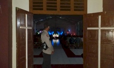 Polres-Sikka-Dan-Polsek-Jajaran-Mengamankan-Ibadah-Misa-Malam-Natal-Di-Sejumlah-Gereja-Di-Kab.-Sikka