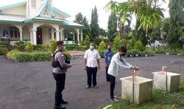 Melalui-Personil-Pengamanan-Gereja,-Kapolres--Ajak-Masyarakat-Kab.-Sikka-Tetap-Patuhi-Prokes-Covid-19