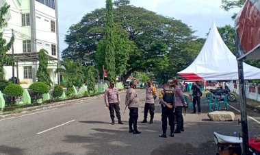 Kapolres-Sikka--Cek-Langsung-Pengamanan-Ibadah-Pagi-Perayaan-Natal