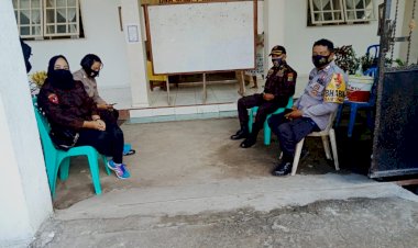 Berikan-Rasa-Aman,-Polres-Sikka-Lakukan-Pengamanan-Ibadah-Tutup-Tahun-Di-Sejumlah-Gereja-Di-Kab.-Sikka