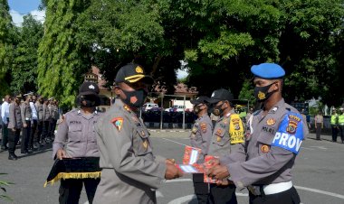 Kapolres-Sikka-Beri-Penghargaan-Kepada-5-Personilnya-Atas-Dedikasinya-Dalam-Pelaksanaan-Tugas-Sebagai-Anggota-Polri