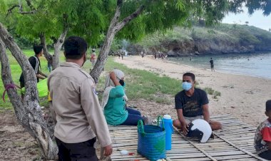 Bripka-Rio-Manaya-Sosialisasikan-Prokes-Covid-19-Kepada-Pengunjung-Pantai-Tanjung-Kajuwulu