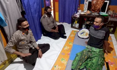 Perhatian-Atasan,-Kapolsek-Alok-Jenguk-Anggotanya-Yang-Sakit