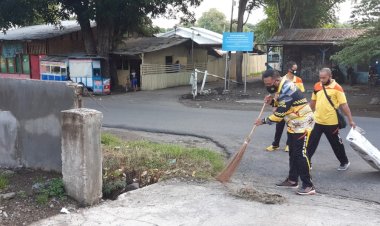 Jumat-Bersih,-Wakapolres-Sikka-Pimpin-Langsung-Personil-Laksanakan-Kerja-Bakti-Di-Seputaran-Mako