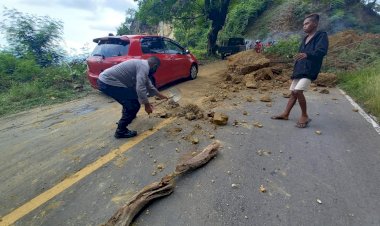 Kapolsek-Paga-Pimpin-Warga-Gotong-Royong-Bersihkan-Material-Longsor-Yang-Menutupi-Badan-Jalan-Di-Dusun-Mauloo-Timur